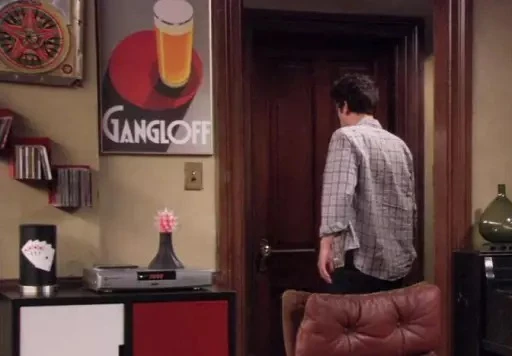 Pôster da cerveja Gangloff no cenário da série How I Met Your Mother